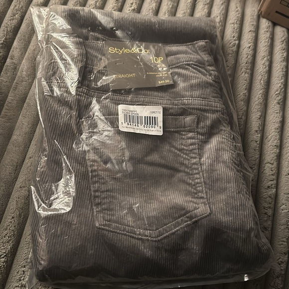 ๐ 3xโs Host Pick ๐ Petite Straight-Leg Corduroy Jeans - Picture 5 of 8